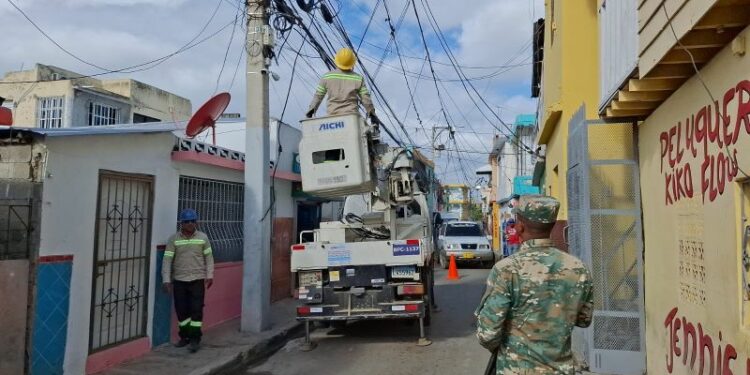 Edenorte le entra al fraude eléctrico en colmadones y viviendas en Santiago