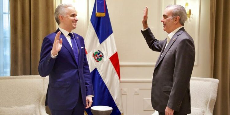 Abinader juramenta a nuevos ministros de Obras Públicas y Educación