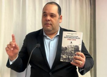 Dr. Esteban Tiburcio Gómez presenta libro sobre movimientos estudiantiles 1960-1970″