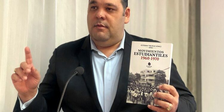 Dr. Esteban Tiburcio Gómez presenta libro sobre movimientos estudiantiles 1960-1970″