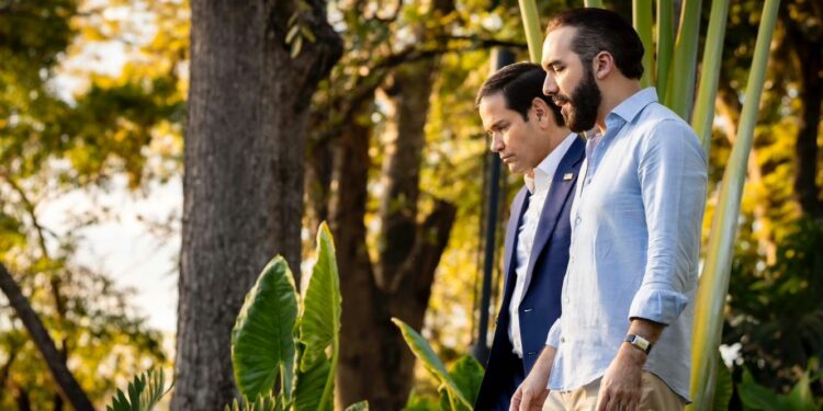 Estados Unidos y El Salvador firman pacto migratorio inédito