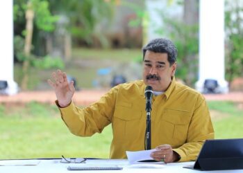 Maduro propone reforma constitucional para modernizar Venezuela