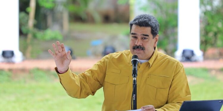 Maduro propone reforma constitucional para modernizar Venezuela