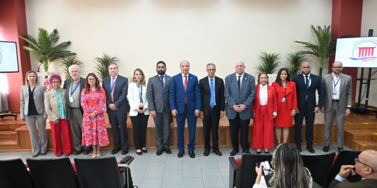 Jueces y académicos debaten protección de derechos constitucionales  