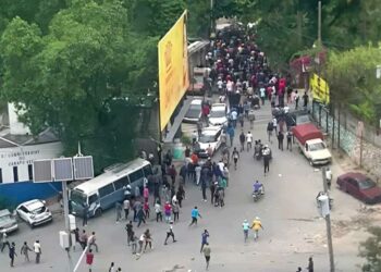 Desplazados haitianos se lanzan a las calles; pandilleros incendian Hospital General