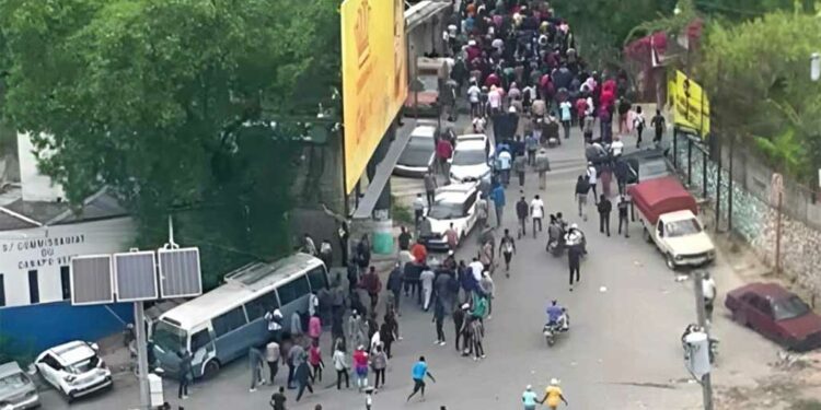 Desplazados haitianos se lanzan a las calles; pandilleros incendian Hospital General