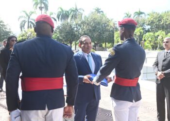 La ONDA deposita ofrenda floral en el Altar de la Patria