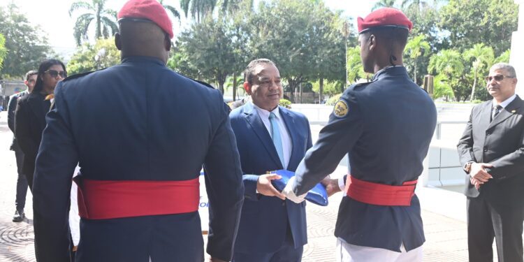 La ONDA deposita ofrenda floral en el Altar de la Patria