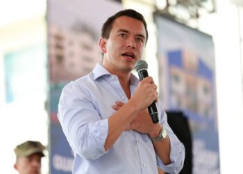 Noboa lidera ajustadamente elecciones en Ecuador y se perfila una segunda vuelta