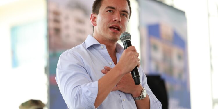 Noboa lidera ajustadamente elecciones en Ecuador y se perfila una segunda vuelta