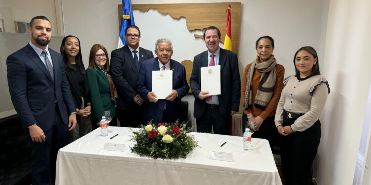 Embajada RD y DEFOIN firman acuerdo para capacitar a profesionales en España
