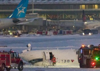 Aumentan a 17 los heridos en accidente aéreo en Toronto, incluido un niño grave  