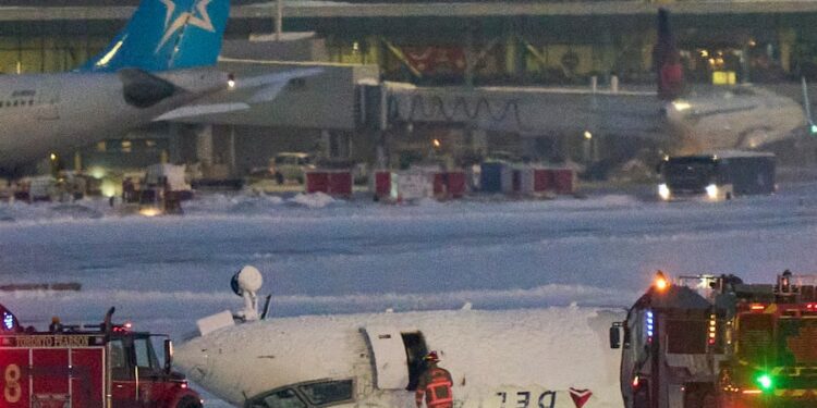 Aumentan a 17 los heridos en accidente aéreo en Toronto, incluido un niño grave  