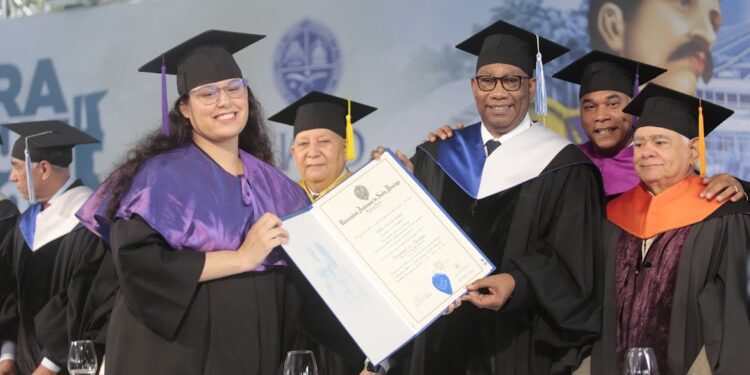 UASD gradúa 2,558 profesionales en honor a Mella e Independencia