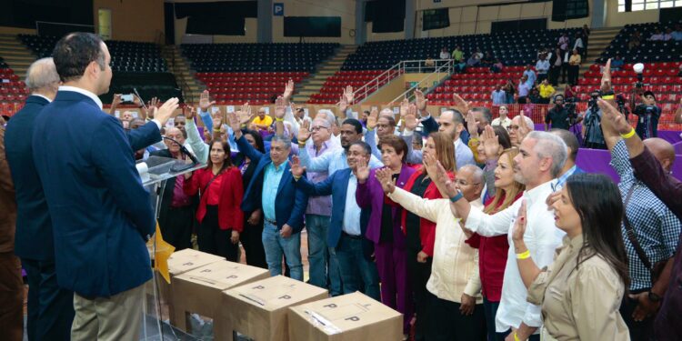 Danilo Medina juramenta nuevos titulares de secretarías del PLD