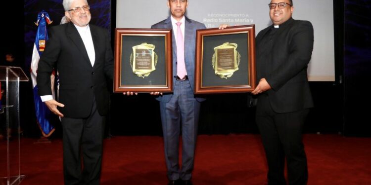 Indotel reconoce a Radio Santa María: 70 años de educación con la radio