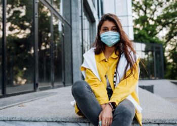 Estudio: mujeres más afectadas por el covid persistente y explican la causas