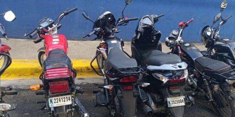 Desmantelan punto de drogas en Villa Faro; detienen 20, incluidas dos mujeres