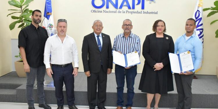 ONAPI entregó dos patentes pór diseños industriales en RD