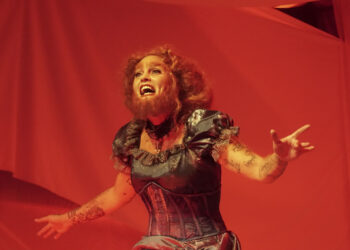 Sabrina Gómez deslumbra en la obra teatral 'La Monstrua"