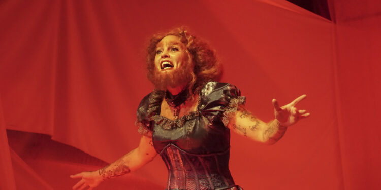 Sabrina Gómez deslumbra en la obra teatral 'La Monstrua"