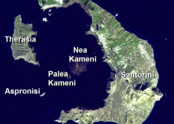 Temblores empujan a turistas y residentes abandonar la isla Santorini