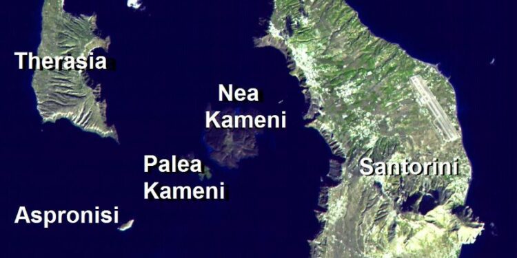 Temblores empujan a turistas y residentes abandonar la isla Santorini