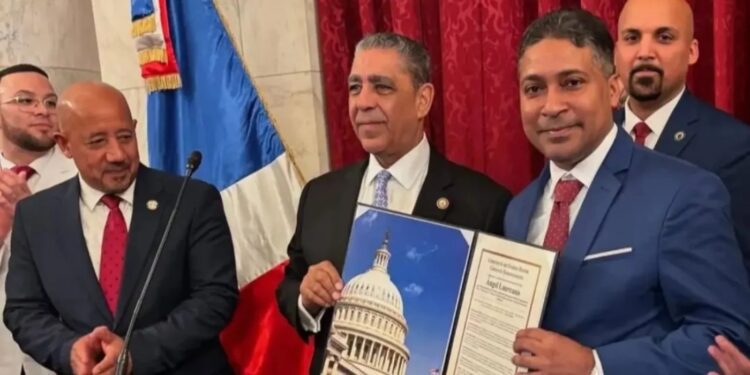 Ángel Laureano recibe reconocimiento en el Congreso de EE.UU.