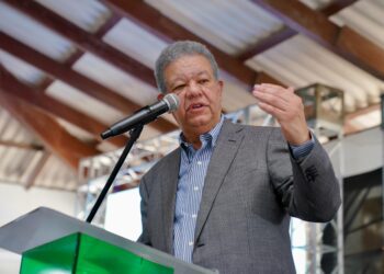 Leonel Fernández critica apagones y alza de tarifas eléctricas en Higüey