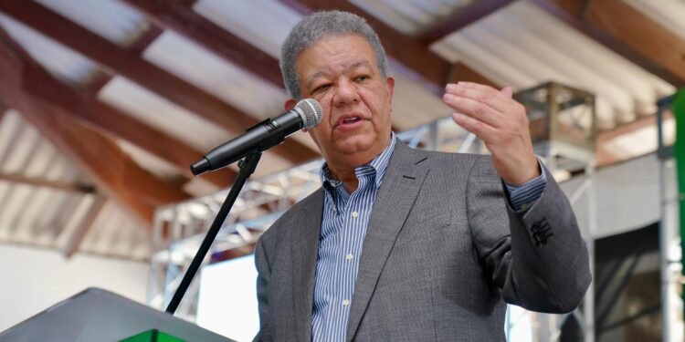 Leonel Fernández critica apagones y alza de tarifas eléctricas en Higüey