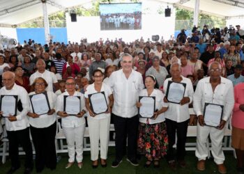 Abinader entrega 1,100 títulos en Los Alcarrizos y cambia vidas