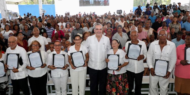 Abinader entrega 1,100 títulos en Los Alcarrizos y cambia vidas