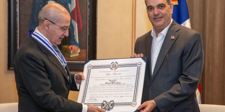 Abinader condecora al historiador español Feliciano Barrios