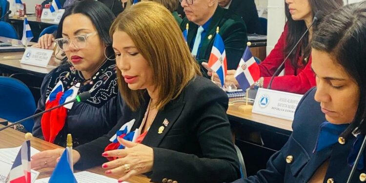 Diputada García  propone al PARLACEN apoyo a migrantes deportados de EEUU