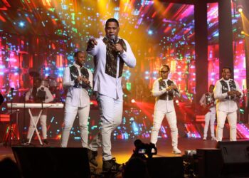 Johnny Vive: Un homenaje vibrante al legado del Caballo Mayor