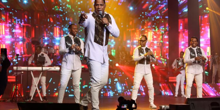 Johnny Vive: Un homenaje vibrante al legado del Caballo Mayor