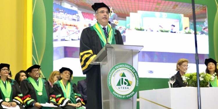Presidente Abinader recibe el título Doctor Honoris Causa de UTESA