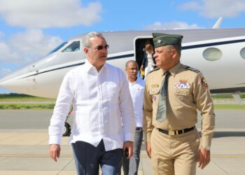 Abinader regresa al país tras impulsar inversiones en EE.UU.