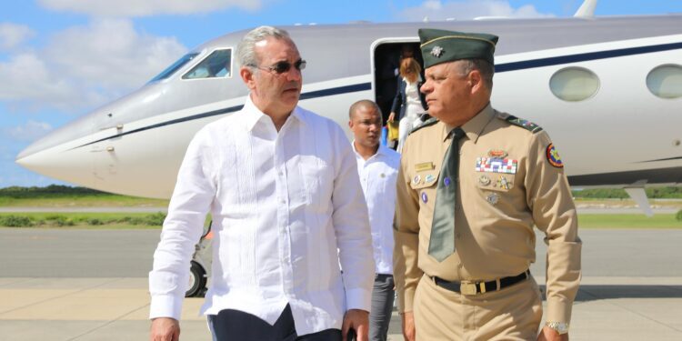 Abinader regresa al país tras impulsar inversiones en EE.UU.