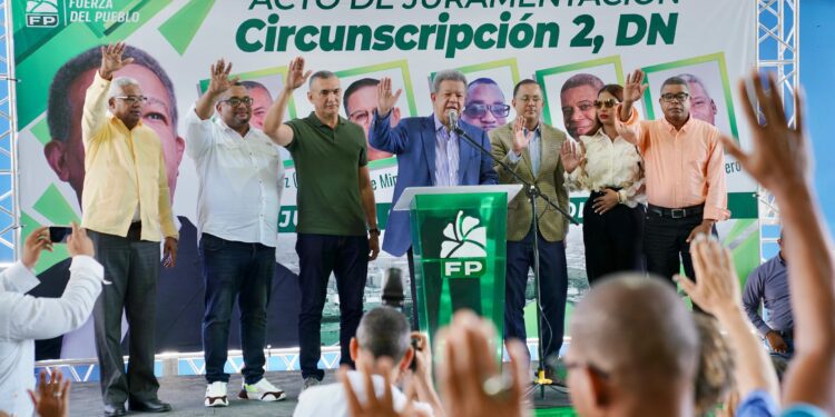 Leonel Fernández juramenta exdirigentes del PLD en la Fuerza del Pueblo