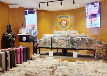 Incautan 972 paquetes de presunta droga; siete canadienses detenidos