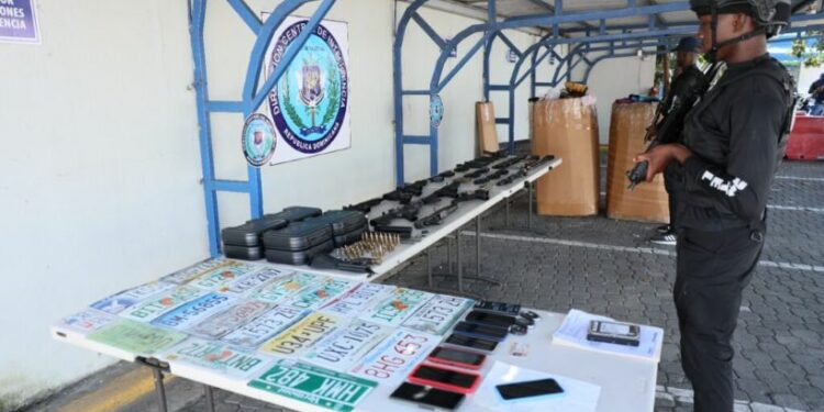 Policía desmantela red de tráfico de armas con base en Miami