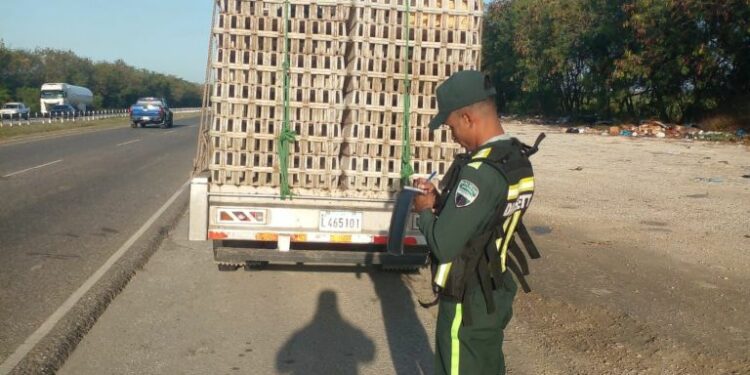 DIGESETT sanciona en carreteras 150 vehículos pesados y 121 livianos