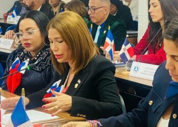 Los hombres triplican a las mujeres en gobiernos y parlamentos