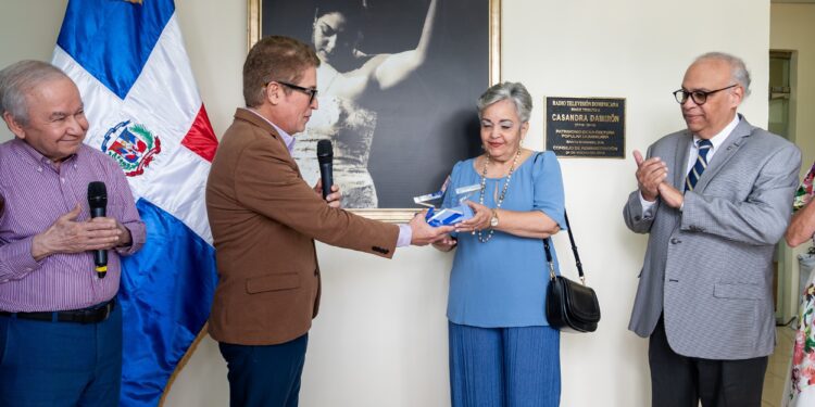 RTVD entrega “Estrella al Legado Cultural” a Casandra Damirón