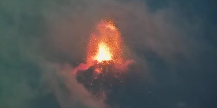 Volcán del Fuego en Guatemala entra en erupción: alerta naranja activada