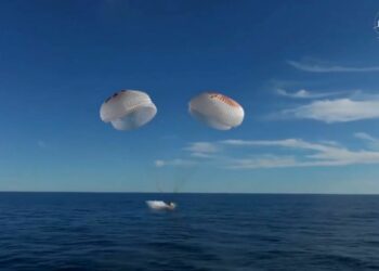 Astronautas de la NASA regresan a tierra tras nueve meses en el espacio