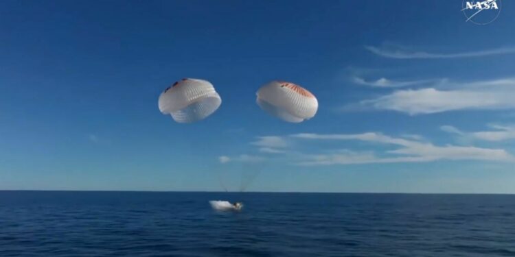 Astronautas de la NASA regresan a tierra tras nueve meses en el espacio