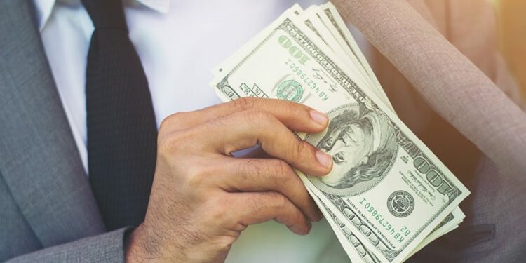 Por todos lados, médicos y clínicas cometen fraudes millonarios