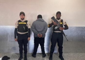 Detienen en Aeropuerto las Américas a hombre con impedimento de salida